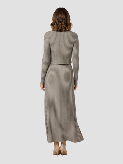 SOLARA | CONJUNTO DE CÁRDIGAN ACANALADO Y FALDA MAXI – ELEGANCIA SUAVE Y FEMININIDAD MODERNA