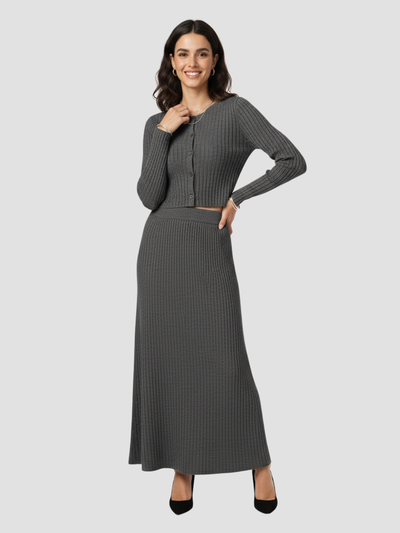 SOLARA | CONJUNTO DE CÁRDIGAN ACANALADO Y FALDA MAXI – ELEGANCIA SUAVE Y FEMININIDAD MODERNA