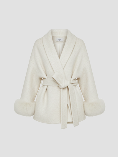 AVERLINE | ABRIGO DE MUJER CON CINTURÓN Y PUÑOS DE PELO  – CALIDEZ Y DISTINCIÓN