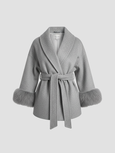 AVERLINE | ABRIGO DE MUJER CON CINTURÓN Y PUÑOS DE PELO  – CALIDEZ Y DISTINCIÓN