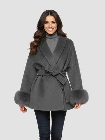 AVERLINE | ABRIGO DE MUJER CON CINTURÓN Y PUÑOS DE PELO  – CALIDEZ Y DISTINCIÓN