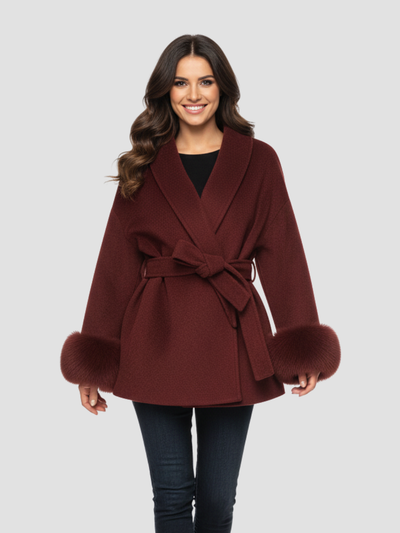 AVERLINE | ABRIGO DE MUJER CON CINTURÓN Y PUÑOS DE PELO  – CALIDEZ Y DISTINCIÓN