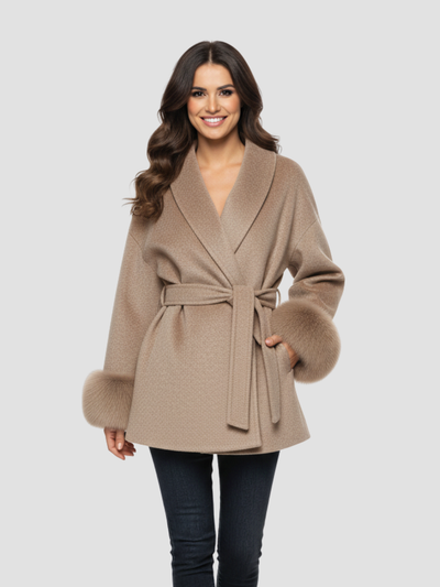 AVERLINE | ABRIGO DE MUJER CON CINTURÓN Y PUÑOS DE PELO  – CALIDEZ Y DISTINCIÓN
