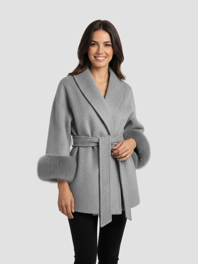AVERLINE | ABRIGO DE MUJER CON CINTURÓN Y PUÑOS DE PELO  – CALIDEZ Y DISTINCIÓN