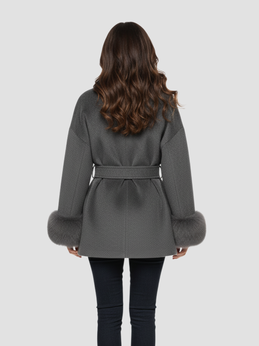 AVERLINE | ABRIGO DE MUJER CON CINTURÓN Y PUÑOS DE PELO  – CALIDEZ Y DISTINCIÓN