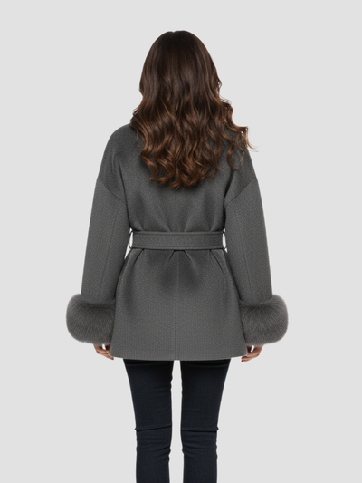 AVERLINE | ABRIGO DE MUJER CON CINTURÓN Y PUÑOS DE PELO  – CALIDEZ Y DISTINCIÓN