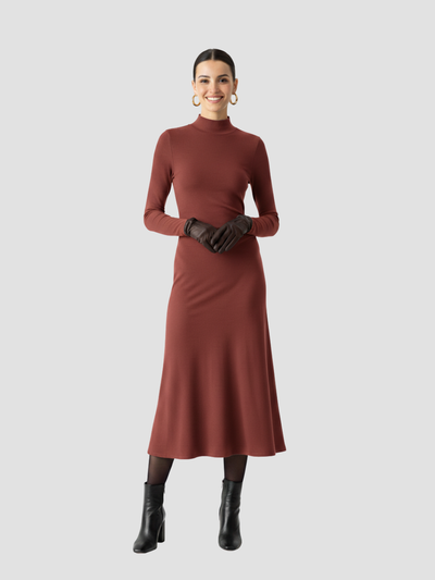 SOLARYN | VESTIDO MIDI TÉRMICO DE CUELLO ALTO – ELEGANCIA DEFINIDA Y CALIDEZ LIGERA