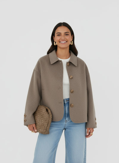 MAURÉLIA | CHAQUETA DE MUJER – SOFISTICACIÓN SUAVE Y ESTILO CONTEMPORÁNEO