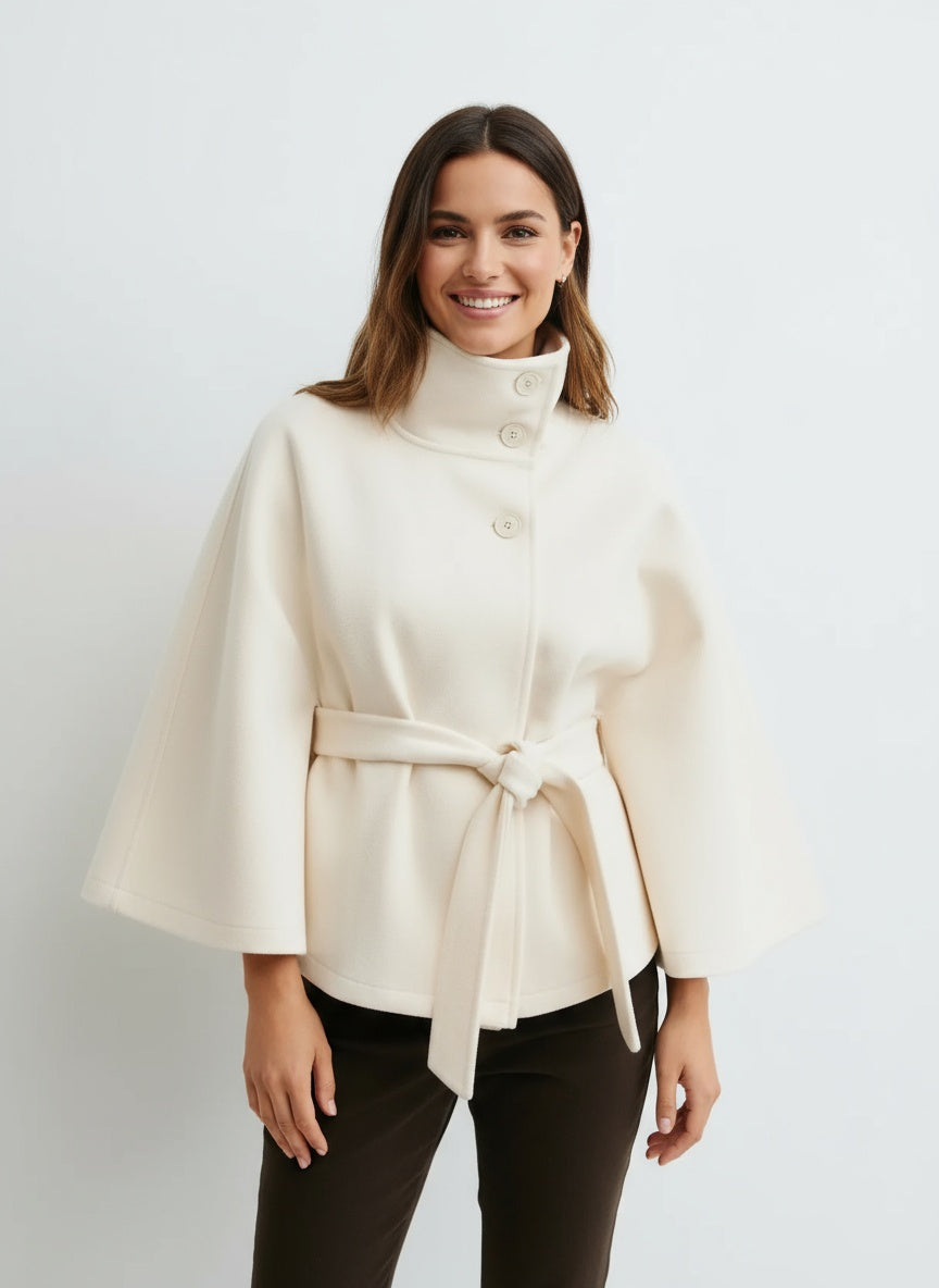 ISALÈNE | ABRIGO DE CUELLO ALTO – SOFISTICACIÓN URBANA Y ESTILO ATEMPORAL