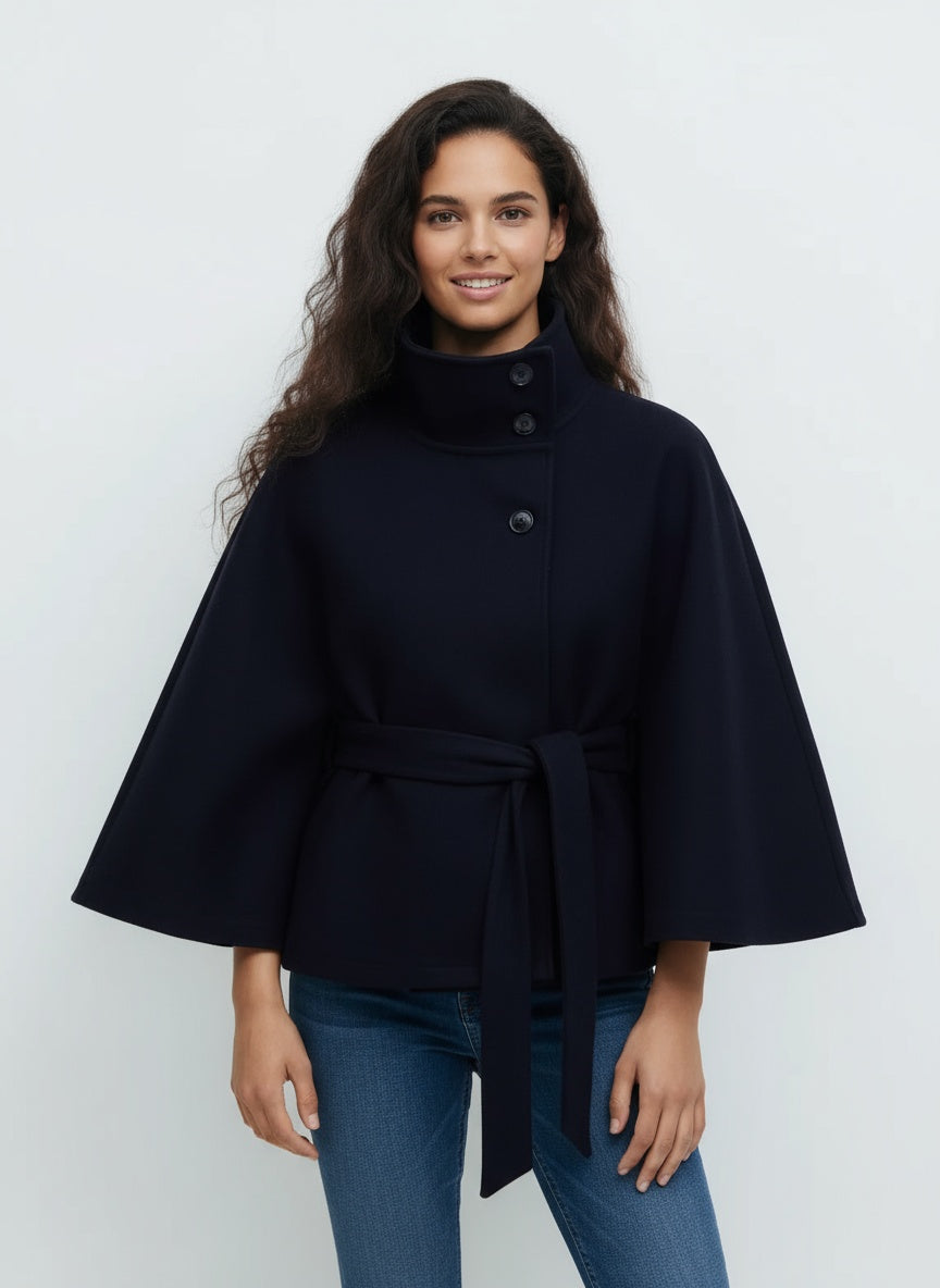 ISALÈNE | ABRIGO DE CUELLO ALTO – SOFISTICACIÓN URBANA Y ESTILO ATEMPORAL