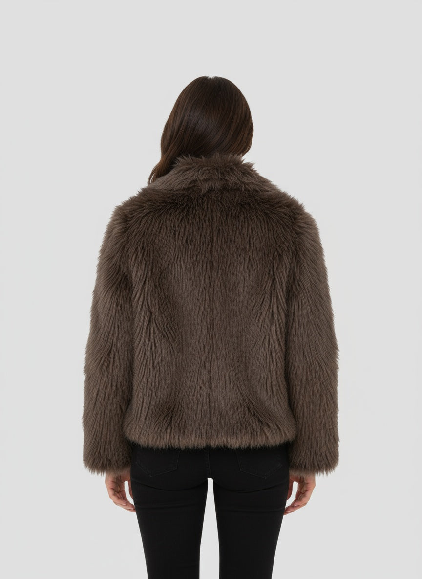 EVELINA | CHAQUETA DE PELUCHE – LUJO CONTEMPORÁNEO Y CALIDEZ SOFISTICADA
