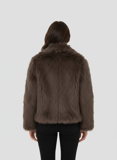 EVELINA | CHAQUETA DE PELUCHE – LUJO CONTEMPORÁNEO Y CALIDEZ SOFISTICADA