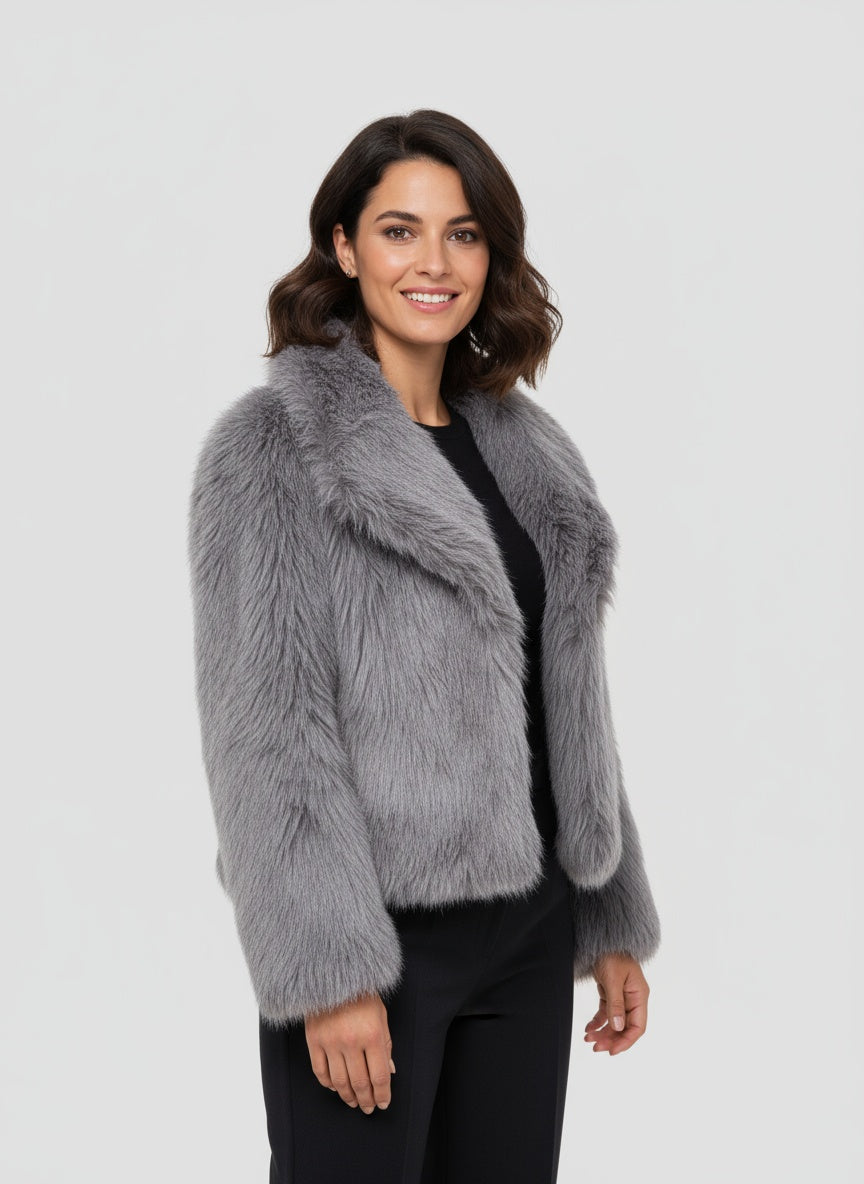 EVELINA | CHAQUETA DE PELUCHE – LUJO CONTEMPORÁNEO Y CALIDEZ SOFISTICADA
