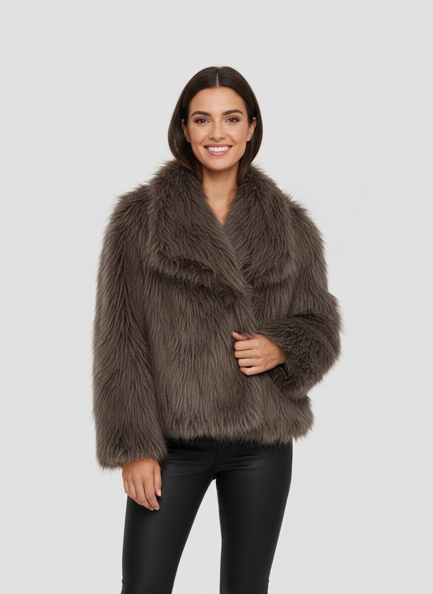 EVELINA | CHAQUETA DE PELUCHE – LUJO CONTEMPORÁNEO Y CALIDEZ SOFISTICADA