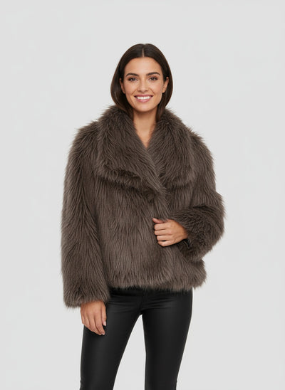 EVELINA | CHAQUETA DE PELUCHE – LUJO CONTEMPORÁNEO Y CALIDEZ SOFISTICADA