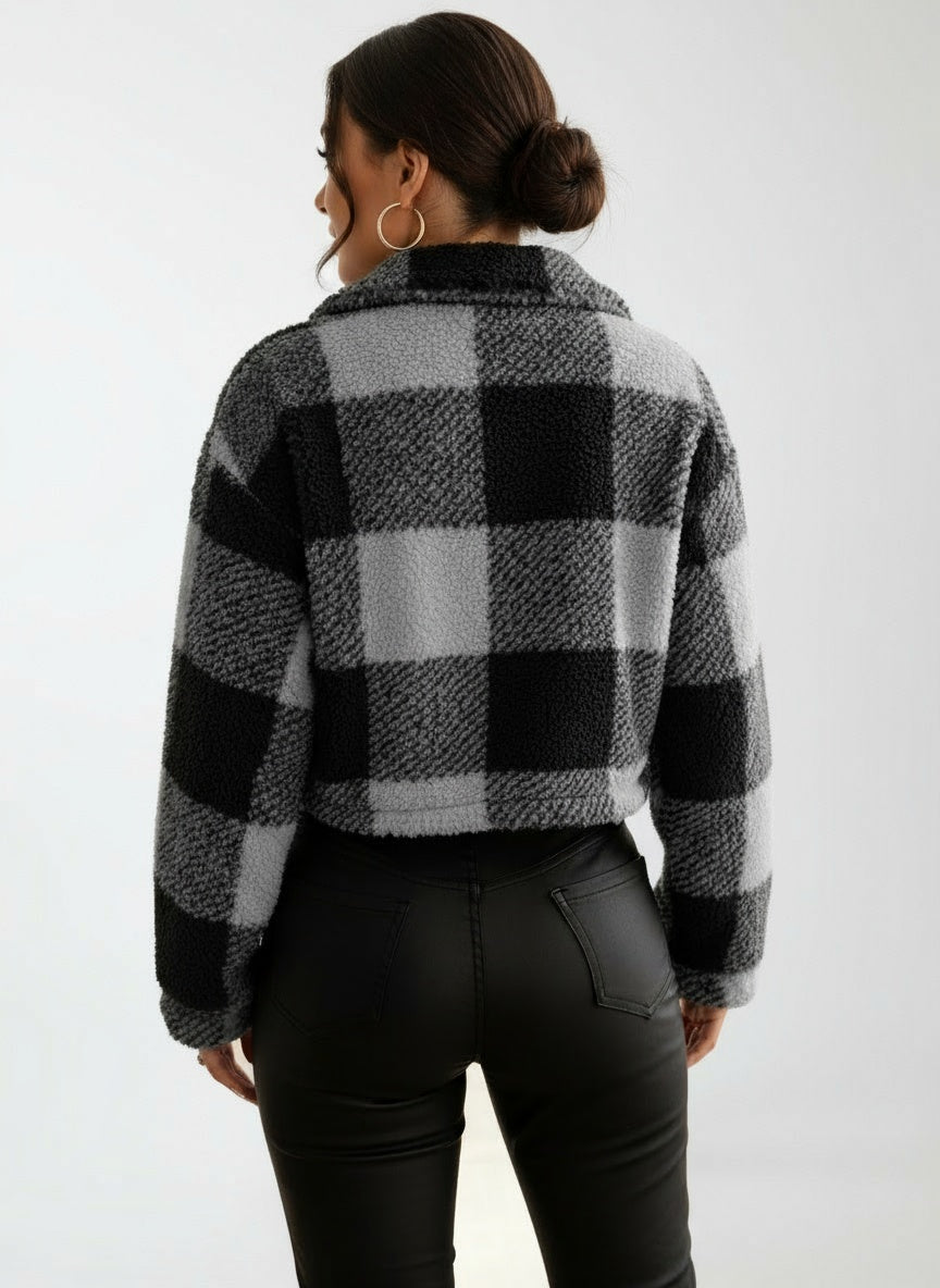 ELIORA | CHAQUETA CORTA DE CUADROS PARA MUJER – CALIDEZ MODERNA Y ESTILO CASUAL