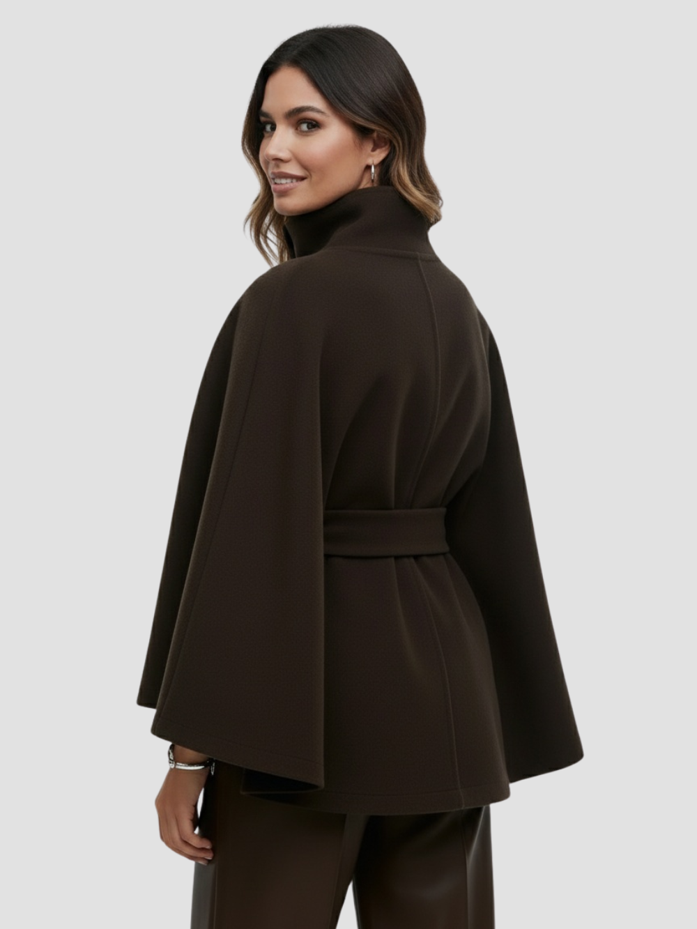 ISALÈNE | ABRIGO DE CUELLO ALTO – SOFISTICACIÓN URBANA Y ESTILO ATEMPORAL