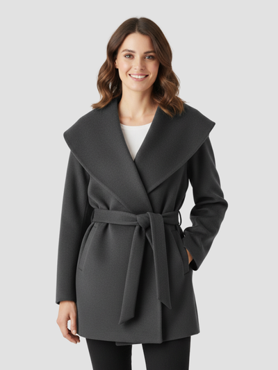 BELTRANA | CHAQUETA CON CINTURÓN Y CUELLO ENVOLVENTE – CALIDEZ SUTIL Y SOFISTICACIÓN NATURAL