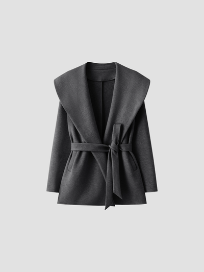 BELTRANA | CHAQUETA CON CINTURÓN Y CUELLO ENVOLVENTE – CALIDEZ SUTIL Y SOFISTICACIÓN NATURAL