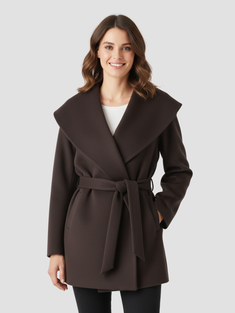 BELTRANA | CHAQUETA CON CINTURÓN Y CUELLO ENVOLVENTE – CALIDEZ SUTIL Y SOFISTICACIÓN NATURAL