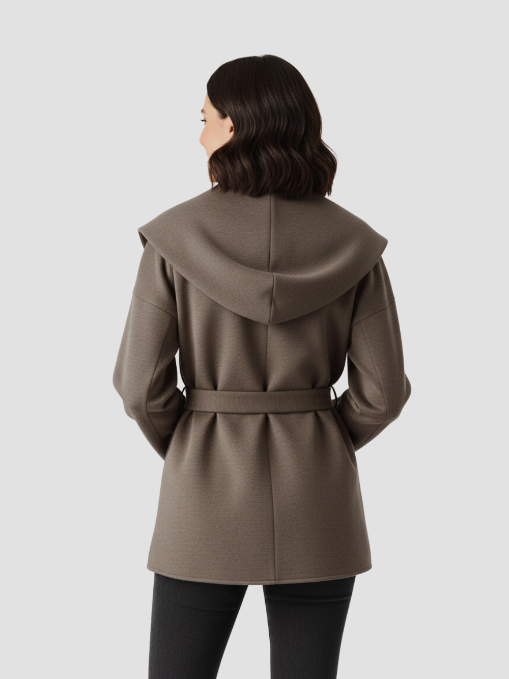 BELTRANA | CHAQUETA CON CINTURÓN Y CUELLO ENVOLVENTE – CALIDEZ SUTIL Y SOFISTICACIÓN NATURAL