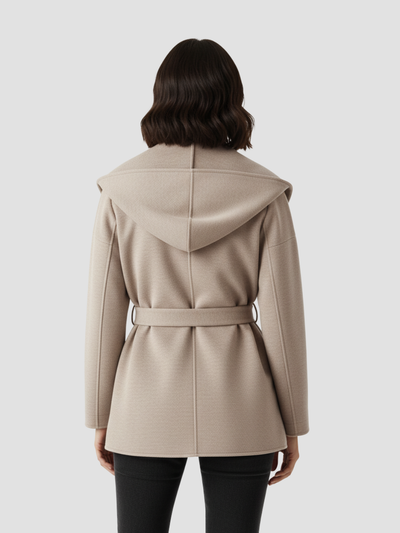 BELTRANA | CHAQUETA CON CINTURÓN Y CUELLO ENVOLVENTE – CALIDEZ SUTIL Y SOFISTICACIÓN NATURAL