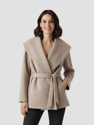 BELTRANA | CHAQUETA CON CINTURÓN Y CUELLO ENVOLVENTE – CALIDEZ SUTIL Y SOFISTICACIÓN NATURAL