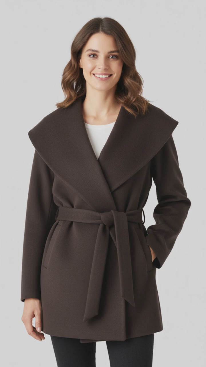 BELTRANA | CHAQUETA CON CINTURÓN Y CUELLO ENVOLVENTE – CALIDEZ SUTIL Y SOFISTICACIÓN NATURAL